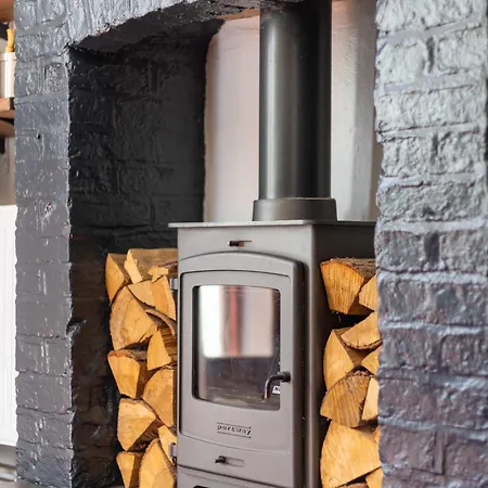 Two Bedroom Townhouse In Christmas Steps Apartment *
