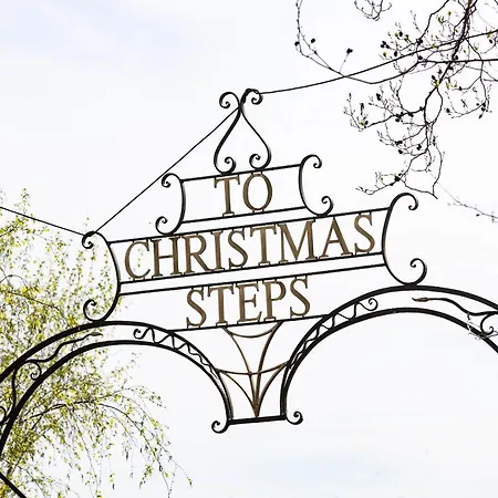 Apartment Two Bedroom Flat In Christmas Steps