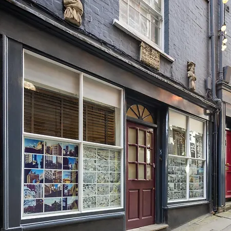 Two Bedroom Flat In Christmas Steps Apartment