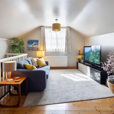 Apartment Two Bedroom Flat In Christmas Steps
