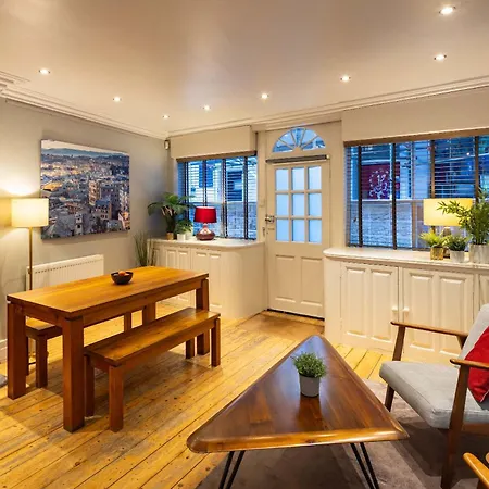 Two Bedroom Townhouse In Christmas Steps * Bristol