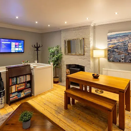 Apartment Two Bedroom Flat In Christmas Steps
