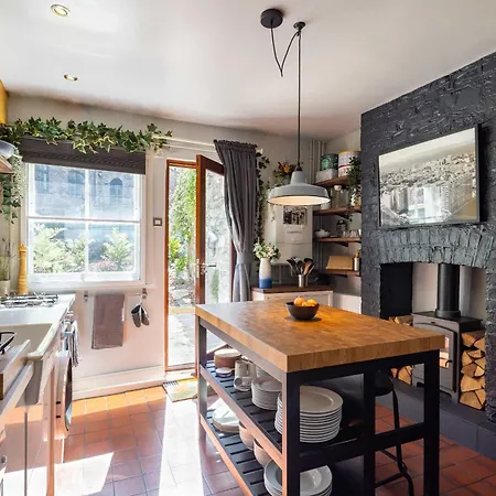 Two Bedroom Townhouse In Christmas Steps *