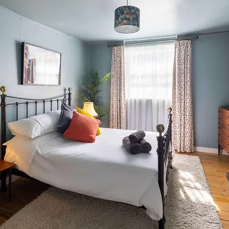 Apartment Two Bedroom Flat In Christmas Steps