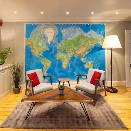 Two Bedroom Flat In Christmas Steps Apartment *
