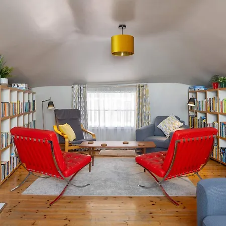 Two Bedroom Flat In Christmas Steps