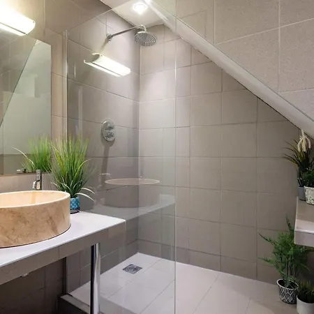 Two Bedroom Townhouse In Christmas Steps